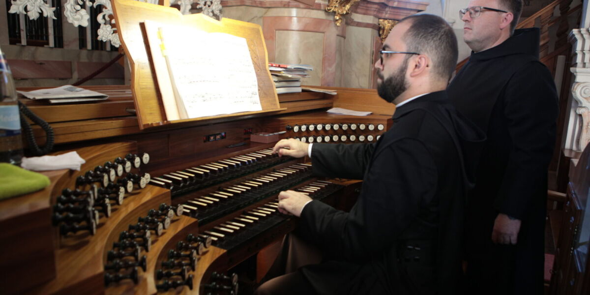 Ein Mönch spielt an der Martins-Orgel der Klosterkirche Beuron